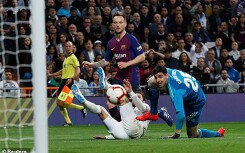 Messi 'tịt ngòi', Barca vẫn nối dài niềm đau cho Real Madrid