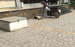 Bé trai rơi từ tầng 7 tòa chung cư xuống đất.