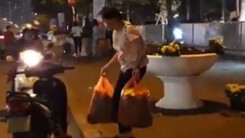 Xôn xao clip dân đổ xô vơ vét hoa trang trí sau Thượng đỉnh Mỹ - Triều