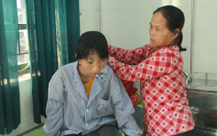 Vụ nữ sinh lớp 9 bị đánh hội đồng, lột đồ giữa lớp học: Mẹ khóc khàn tiếng, ông bà suýt ngất khi hay tin