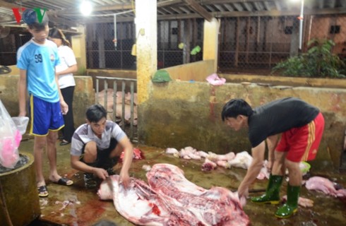Chủ lò mổ giữ hộ dấu kiểm soát giết mổ: Ngành chức năng nói gì? - Ảnh 1. Chủ lò mổ giữ hộ dấu kiểm soát giết mổ: Ngành chức năng nói gì? - Ảnh 1.