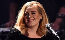Người cha 55 tuổi của Adele đi giao hàng để kiếm sống