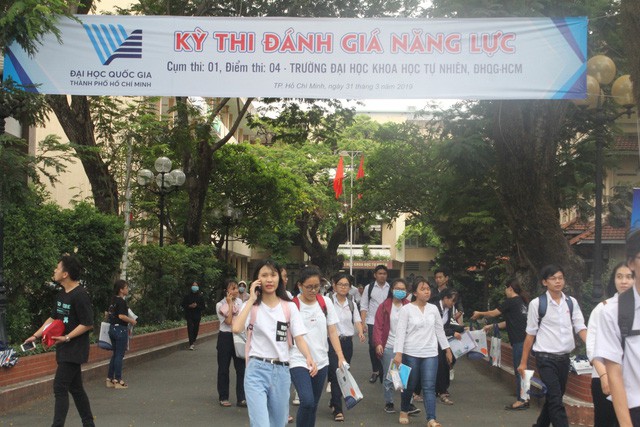 Thí sinh than đề thi đánh giá năng lực ĐH Quốc gia TP HCM dài, phải đánh bừa nhiều câu - Ảnh 1. Thí sinh than đề thi đánh giá năng lực ĐH Quốc gia TP HCM dài, phải đánh bừa nhiều câu - Ảnh 1.