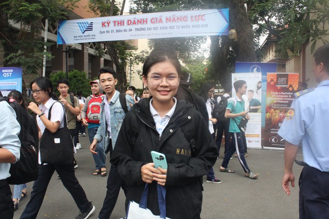 Thí sinh than đề thi đánh giá năng lực ĐH Quốc gia TP HCM dài, phải đánh bừa nhiều câu - Ảnh 2. Thí sinh than đề thi đánh giá năng lực ĐH Quốc gia TP HCM dài, phải đánh bừa nhiều câu - Ảnh 2.