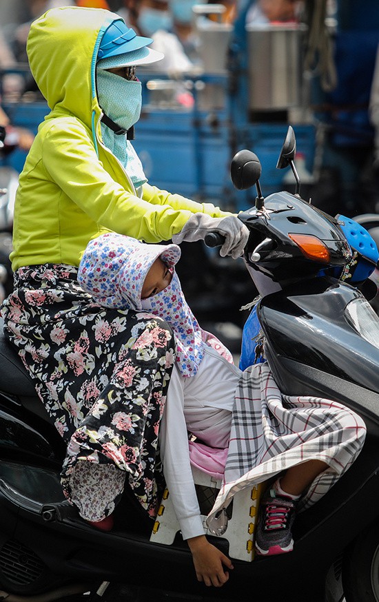 Người Sài Gòn chống tia cực tím ngày nắng nóng - Ảnh 3. Người Sài Gòn chống tia cực tím ngày nắng nóng - Ảnh 3.