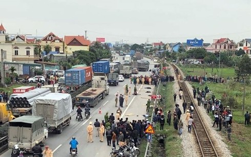 Ám ảnh vụ xe khách đâm vào đoàn người đưa tang: Nước mắt người ở lại! - Ảnh 7. Ám ảnh vụ xe khách đâm vào đoàn người đưa tang: Nước mắt người ở lại! - Ảnh 7.