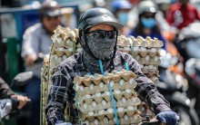 Người Sài Gòn chống tia cực tím ngày nắng nóng