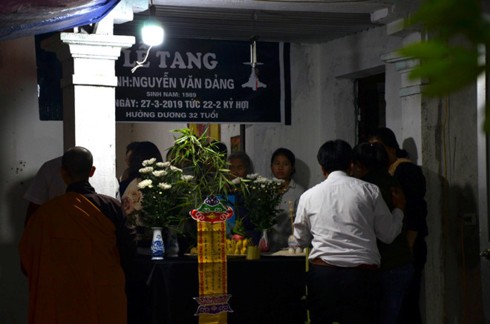 Ám ảnh vụ xe khách đâm vào đoàn người đưa tang: Nước mắt người ở lại! - Ảnh 4. Ám ảnh vụ xe khách đâm vào đoàn người đưa tang: Nước mắt người ở lại! - Ảnh 4.