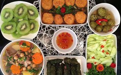 Tối nay ăn gì: Mâm cơm gia đình chỉ 150.000 đồng với canh sườn hạt sen, chả lá lốt