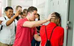 Vấn nạn bị bắt nạt tại trường học, học sinh LGBT nên và không nên làm gì?