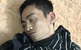 Thanh niên giả vờ lên cơn ngáo đá dọa người đi đường để cướp xe