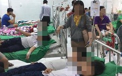44 học sinh ăn nhầm bột thông bồn cầu phải nhập viện cấp cứu
