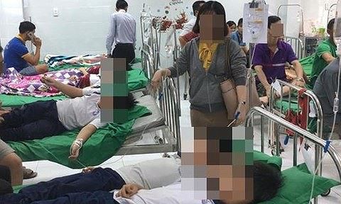 44 học sinh ăn nhầm bột thông bồn cầu phải nhập viện cấp cứu - Ảnh 1.