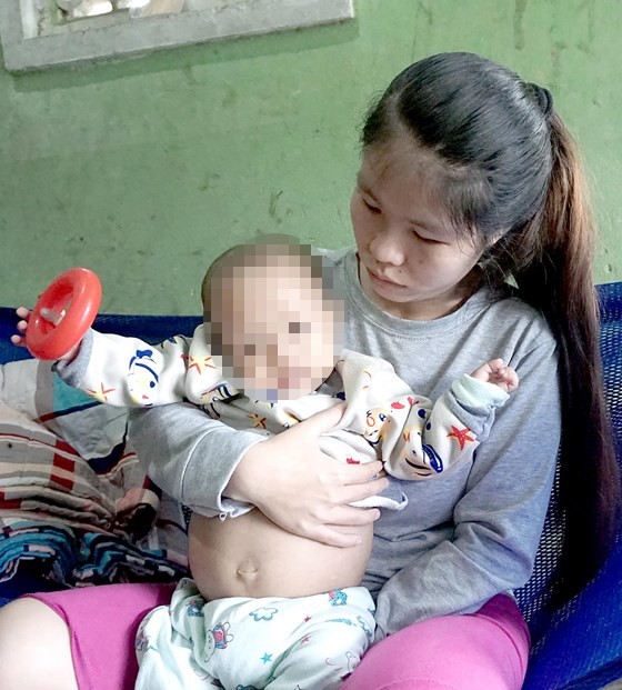 Hiến thận để kiếm tiền chữa bệnh hiểm nghèo cho con, cha mẹ đau đớn tột cùng vì bị trộm hết tài sản - Ảnh 1.