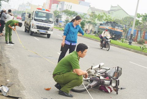 Tai nạn giao thông khiến người ngồi sau tử vong, người cầm lái chịu trách nhiệm gì? - Ảnh 1.