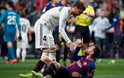 Nhìn Messi bị chảy máu miệng, Pique tố Ramos đá bạo lực