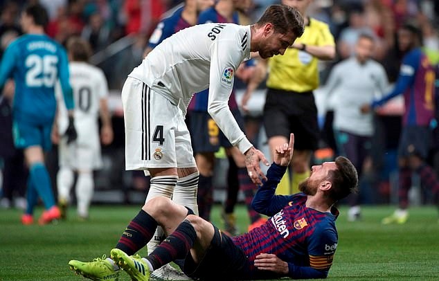 Nhìn Messi bị chảy máu miệng, Pique tố Ramos đá bạo lực - Ảnh 1.