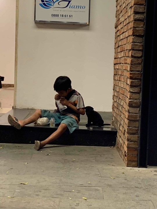 Cậu bé chia phần sữa cho cún con làm lay động nhiều người - Ảnh 1. Cậu bé chia phần sữa cho cún con làm lay động nhiều người - Ảnh 1.