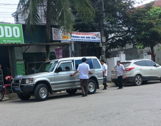 Lộ chủ nhân của nhiều xe biển xanh đi tiệc cưới con chủ nhiệm UBKT Quảng Bình - Ảnh 1. Lộ chủ nhân của nhiều xe biển xanh đi tiệc cưới con chủ nhiệm UBKT Quảng Bình - Ảnh 1.