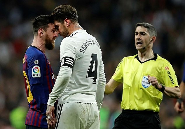 Nhìn Messi bị chảy máu miệng, Pique tố Ramos đá bạo lực - Ảnh 2.