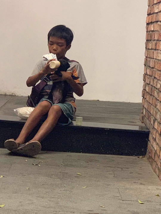 Cậu bé chia phần sữa cho cún con làm lay động nhiều người - Ảnh 3. Cậu bé chia phần sữa cho cún con làm lay động nhiều người - Ảnh 3.