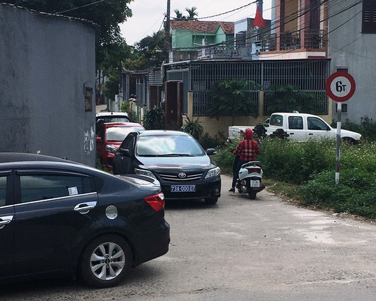 Lộ chủ nhân của nhiều xe biển xanh đi tiệc cưới con chủ nhiệm UBKT Quảng Bình - Ảnh 3. Lộ chủ nhân của nhiều xe biển xanh đi tiệc cưới con chủ nhiệm UBKT Quảng Bình - Ảnh 3.