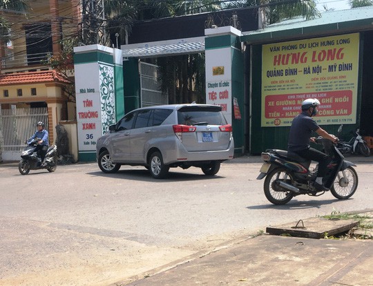 Lộ chủ nhân của nhiều xe biển xanh đi tiệc cưới con chủ nhiệm UBKT Quảng Bình - Ảnh 4. Lộ chủ nhân của nhiều xe biển xanh đi tiệc cưới con chủ nhiệm UBKT Quảng Bình - Ảnh 4.