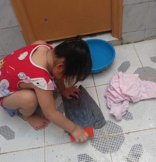 Mẹ bị bệnh, cô bé 4 tuổi đảm đương hết việc nhà - Ảnh 2.