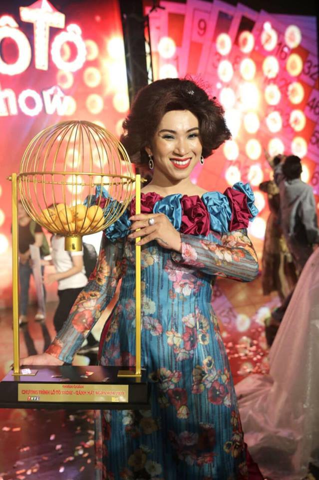 Thánh lô tô Lộ Lộ cùng đoàn Sài Gòn Tân Thời đăng quang quán quân Lô tô show 2018 - Ảnh 8. Thánh lô tô Lộ Lộ cùng đoàn Sài Gòn Tân Thời đăng quang quán quân Lô tô show 2018 - Ảnh 8.