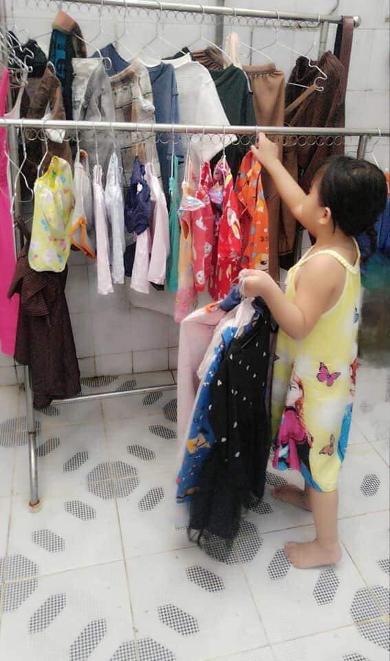 Mẹ bị bệnh, cô bé 4 tuổi đảm đương hết việc nhà - Ảnh 3.