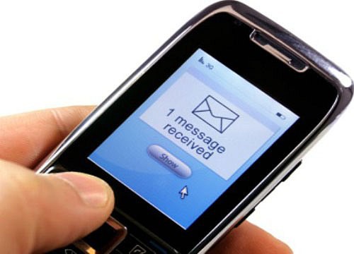 Vụ nữ sinh lớp 10 tố thầy giáo nhắn tin gạ tình ở Thái Bình: Pháp luật quy định như thế nào? - Ảnh 1. Vụ nữ sinh lớp 10 tố thầy giáo nhắn tin gạ tình ở Thái Bình: Pháp luật quy định như thế nào? - Ảnh 1.