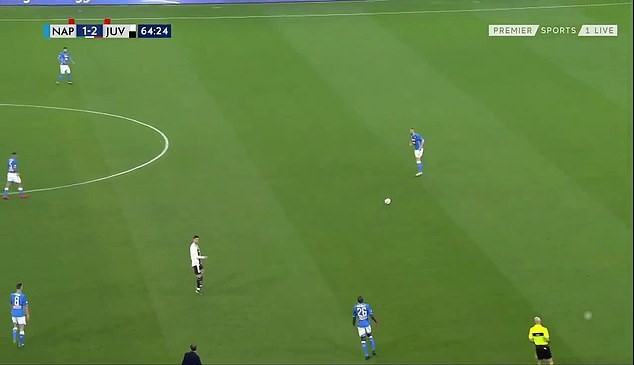 Ronaldo nổi giận với HLV Allegri trong trận thắng Napoli - Ảnh 1.