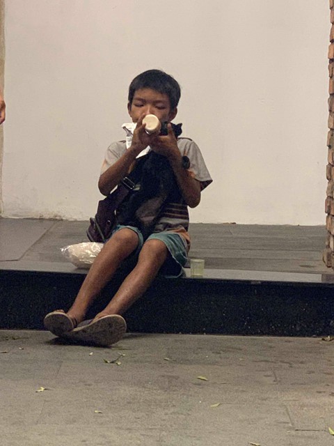 Cậu bé bán vé số chia sữa cho chú chó nhỏ và câu chuyện gây tranh cãi - Ảnh 4.