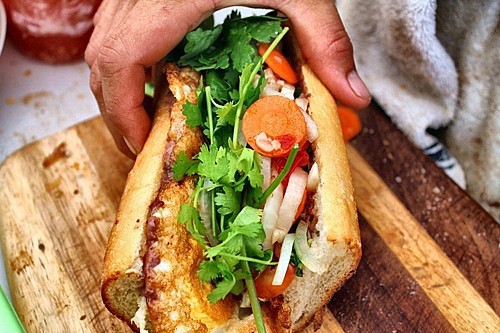 Vụ hàng chục người dân Đà Nẵng ngộ độc khi bánh mì: Phạt 98 triệu đồng, trả tiền viện phí cho nạn nhân - Ảnh 1. Vụ hàng chục người dân Đà Nẵng ngộ độc khi bánh mì: Phạt 98 triệu đồng, trả tiền viện phí cho nạn nhân - Ảnh 1.
