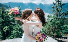 Những khoảnh khắc đẹp như mơ trong đám cưới của các cặp đôi đồng tính nữ