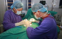 Đối phương sút trúng hạ bộ khi đang đá bóng, nam sinh bị dập nát một bên tinh hoàn