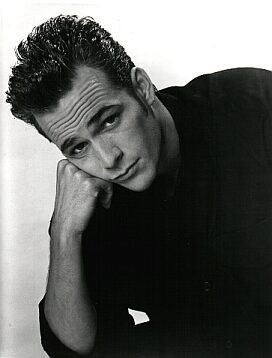 Vẻ điển trai của tài tử Luke Perry thời trẻ khiến khán giả mê mẩn - Ảnh 5. Vẻ điển trai của tài tử Luke Perry thời trẻ khiến khán giả mê mẩn - Ảnh 5.