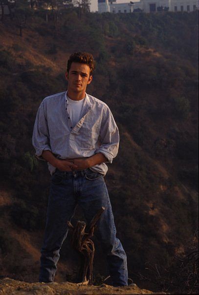 Vẻ điển trai của tài tử Luke Perry thời trẻ khiến khán giả mê mẩn - Ảnh 3. Vẻ điển trai của tài tử Luke Perry thời trẻ khiến khán giả mê mẩn - Ảnh 3.