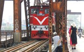 Giới trẻ Hà Nội vô tư đi bộ, chụp ảnh trên đường ray cầu Long Biên sau vụ tàu hất văng người xuống sông