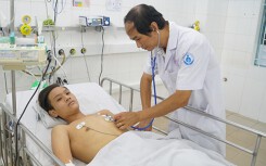 Đang khỏe mạnh đi làm phụ giúp cha mẹ nuôi em, thiếu niên 15 tuổi bất ngờ nguy kịch vì bệnh tim