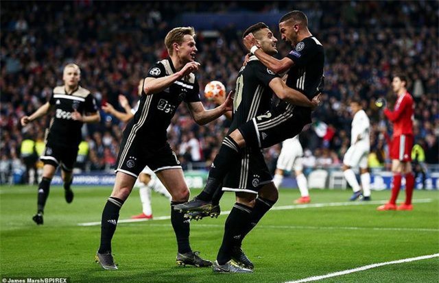 Những khoảnh khắc Real Madrid sụp đổ ở Bernabeu, trở thành cựu vương Champions League - Ảnh 1. Những khoảnh khắc Real Madrid sụp đổ ở Bernabeu, trở thành cựu vương Champions League - Ảnh 1.