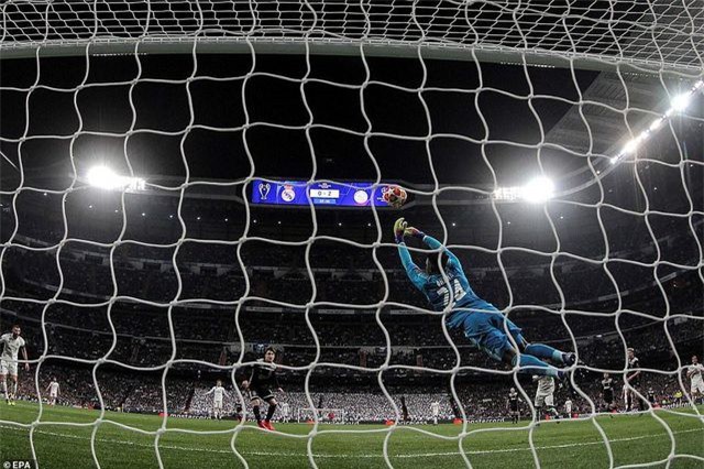 Những khoảnh khắc Real Madrid sụp đổ ở Bernabeu, trở thành cựu vương Champions League - Ảnh 11. Những khoảnh khắc Real Madrid sụp đổ ở Bernabeu, trở thành cựu vương Champions League - Ảnh 11.