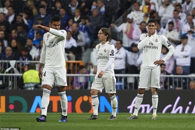 Những khoảnh khắc Real Madrid sụp đổ ở Bernabeu, trở thành cựu vương Champions League - Ảnh 18. Những khoảnh khắc Real Madrid sụp đổ ở Bernabeu, trở thành cựu vương Champions League - Ảnh 18.