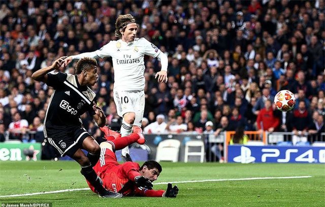 Những khoảnh khắc Real Madrid sụp đổ ở Bernabeu, trở thành cựu vương Champions League - Ảnh 2. Những khoảnh khắc Real Madrid sụp đổ ở Bernabeu, trở thành cựu vương Champions League - Ảnh 2.