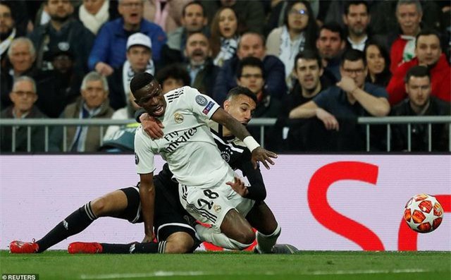 Những khoảnh khắc Real Madrid sụp đổ ở Bernabeu, trở thành cựu vương Champions League - Ảnh 22. Những khoảnh khắc Real Madrid sụp đổ ở Bernabeu, trở thành cựu vương Champions League - Ảnh 22.
