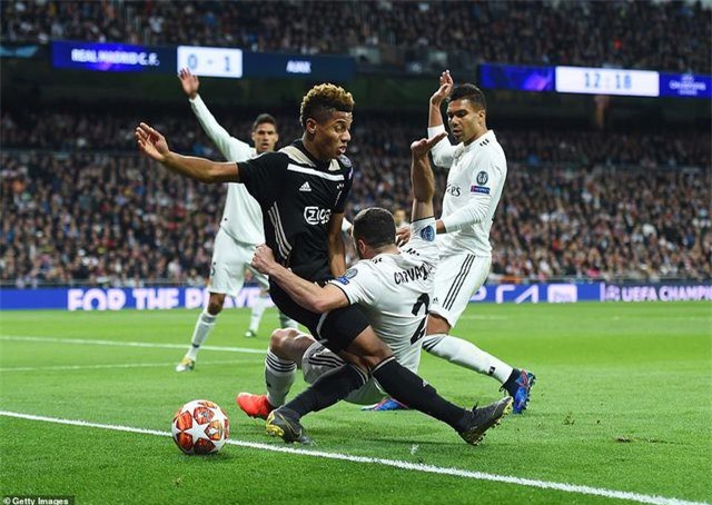Những khoảnh khắc Real Madrid sụp đổ ở Bernabeu, trở thành cựu vương Champions League - Ảnh 24. Những khoảnh khắc Real Madrid sụp đổ ở Bernabeu, trở thành cựu vương Champions League - Ảnh 24.