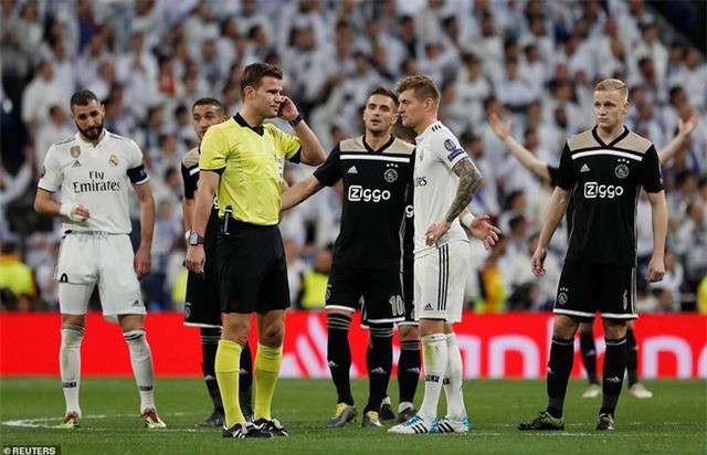 Những khoảnh khắc Real Madrid sụp đổ ở Bernabeu, trở thành cựu vương Champions League - Ảnh 4. Những khoảnh khắc Real Madrid sụp đổ ở Bernabeu, trở thành cựu vương Champions League - Ảnh 4.