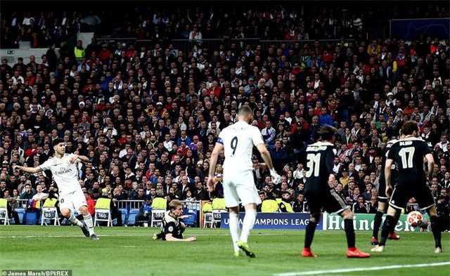 Những khoảnh khắc Real Madrid sụp đổ ở Bernabeu, trở thành cựu vương Champions League - Ảnh 6. Những khoảnh khắc Real Madrid sụp đổ ở Bernabeu, trở thành cựu vương Champions League - Ảnh 6.