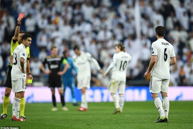 Những khoảnh khắc Real Madrid sụp đổ ở Bernabeu, trở thành cựu vương Champions League - Ảnh 8. Những khoảnh khắc Real Madrid sụp đổ ở Bernabeu, trở thành cựu vương Champions League - Ảnh 8.