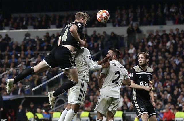 Những khoảnh khắc Real Madrid sụp đổ ở Bernabeu, trở thành cựu vương Champions League - Ảnh 9. Những khoảnh khắc Real Madrid sụp đổ ở Bernabeu, trở thành cựu vương Champions League - Ảnh 9.